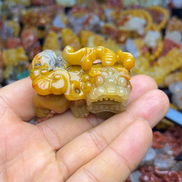 石英质玉（黄龙玉）未镶嵌颈饰