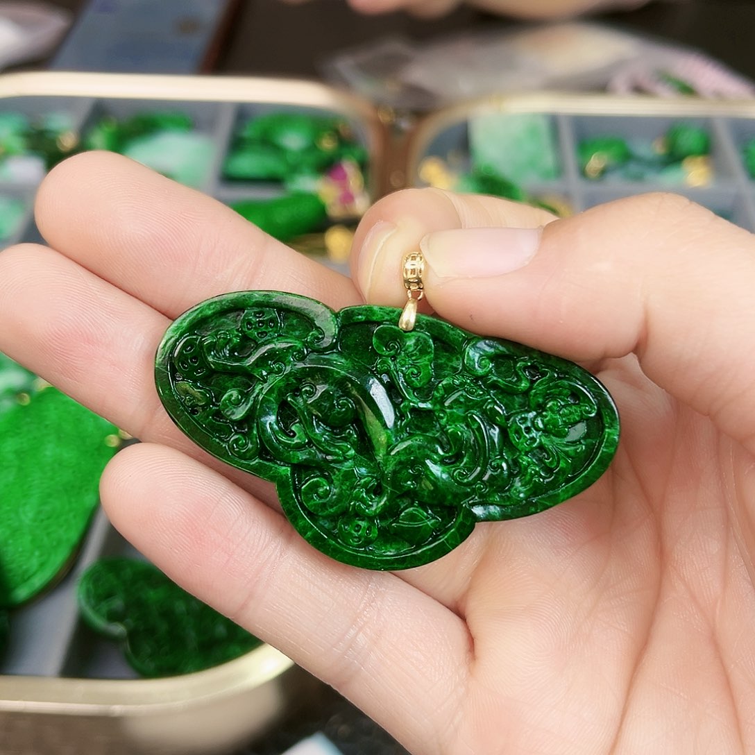 翡翠颈饰18K金镶嵌吊坠