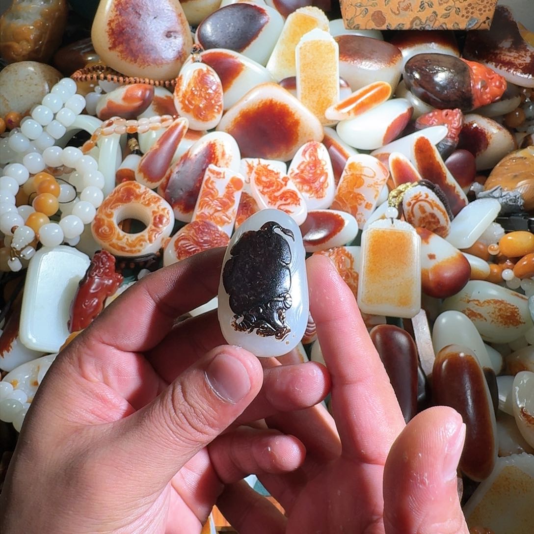 和田玉挂件未镶嵌阿*?