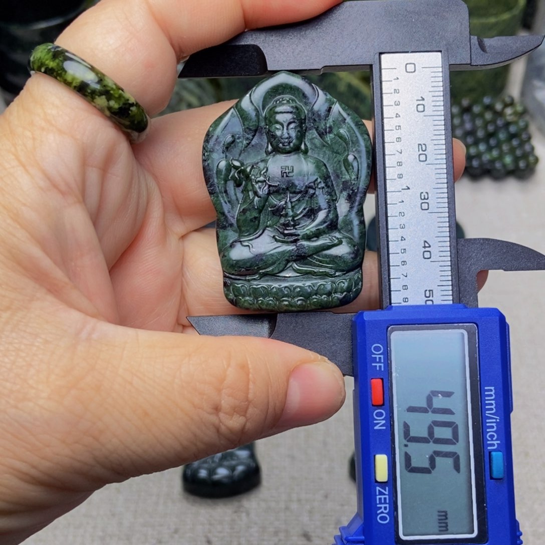 蛇纹石玉颈饰未镶嵌药师