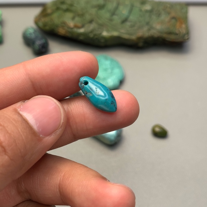 绿松石颈饰未镶嵌