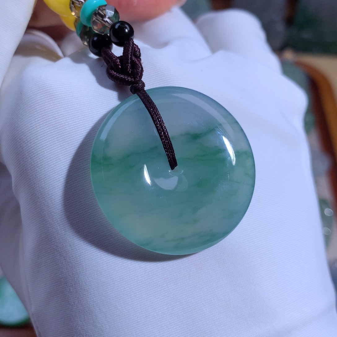 翡翠颈饰未镶嵌平安扣