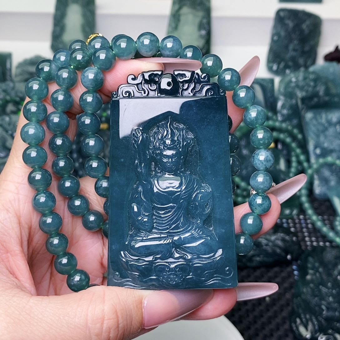 颈饰未镶嵌翡翠      