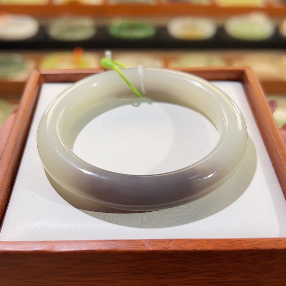 和田玉手镯未镶嵌紫白双色