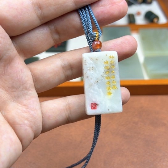 颈饰未镶嵌和田玉（糖玉）