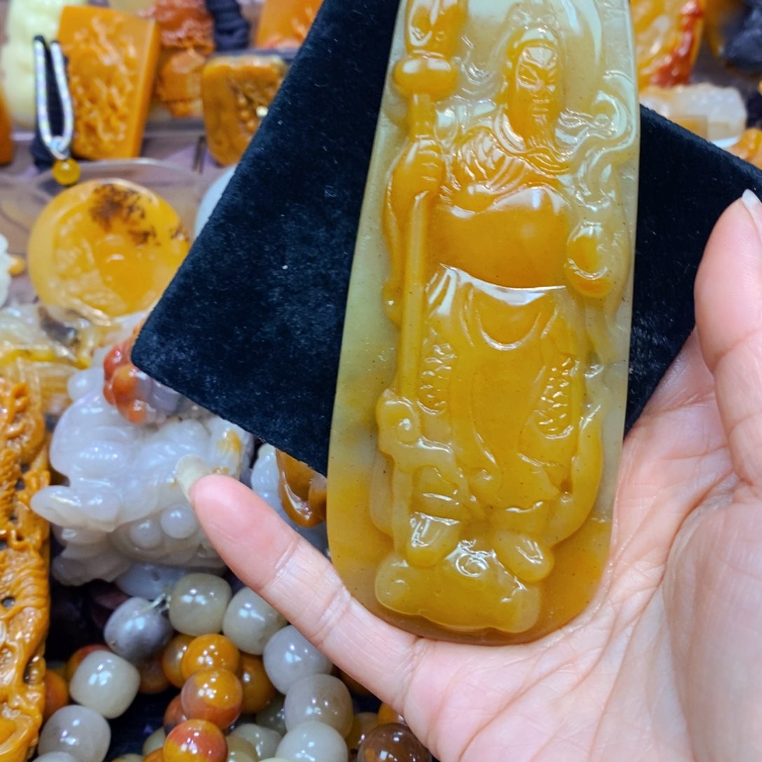 未镶嵌石英质玉（黄龙玉）颈饰