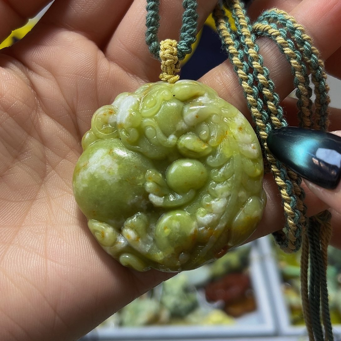 蛇纹石玉未镶嵌颈饰