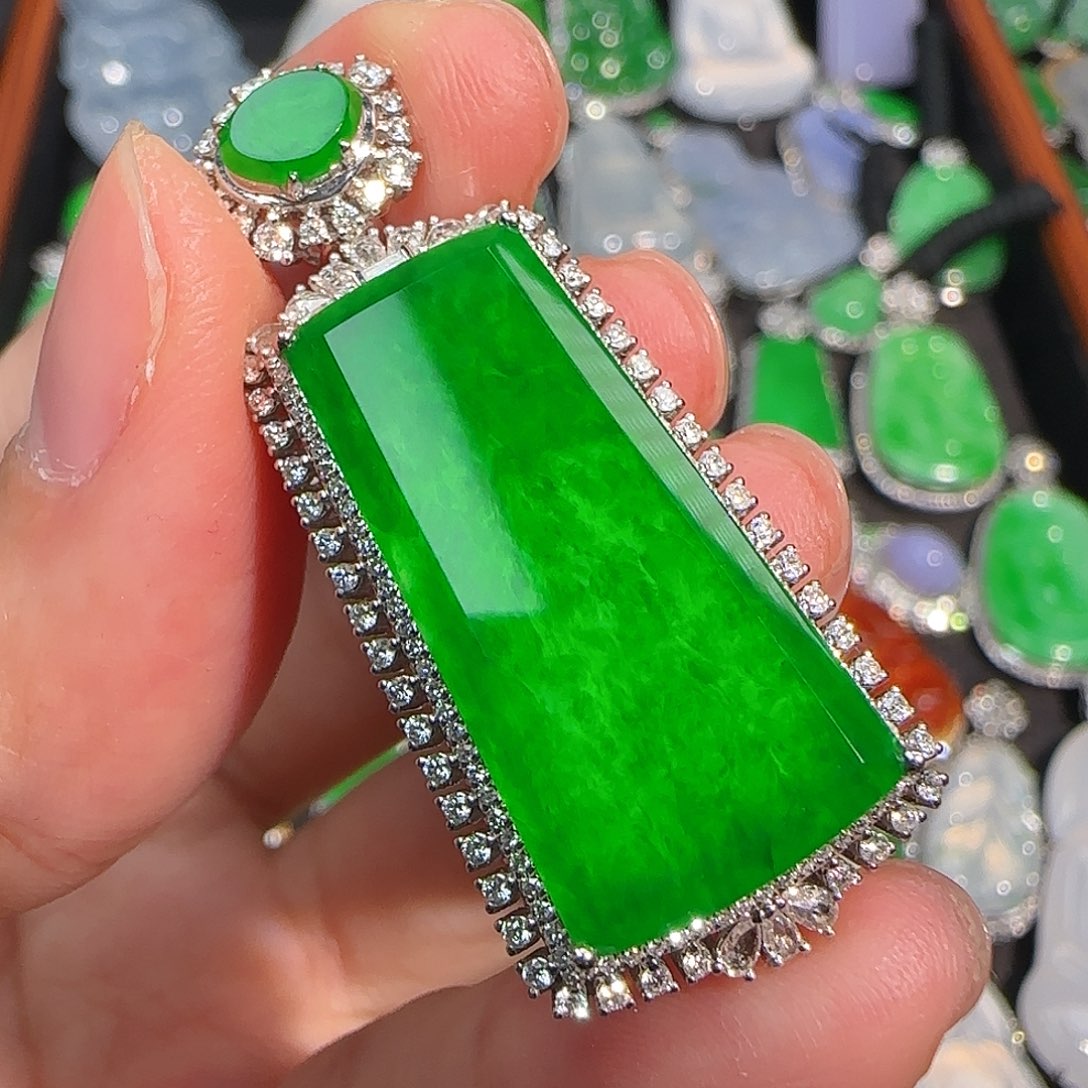 翡翠颈饰18K金镶嵌正阳绿无事牌