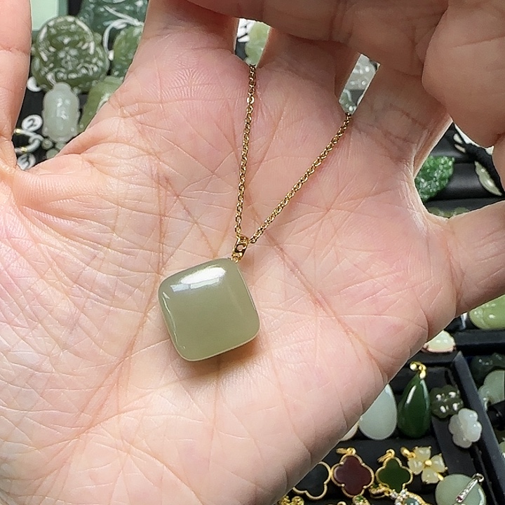 颈饰18K金镶嵌和田玉抓**忆