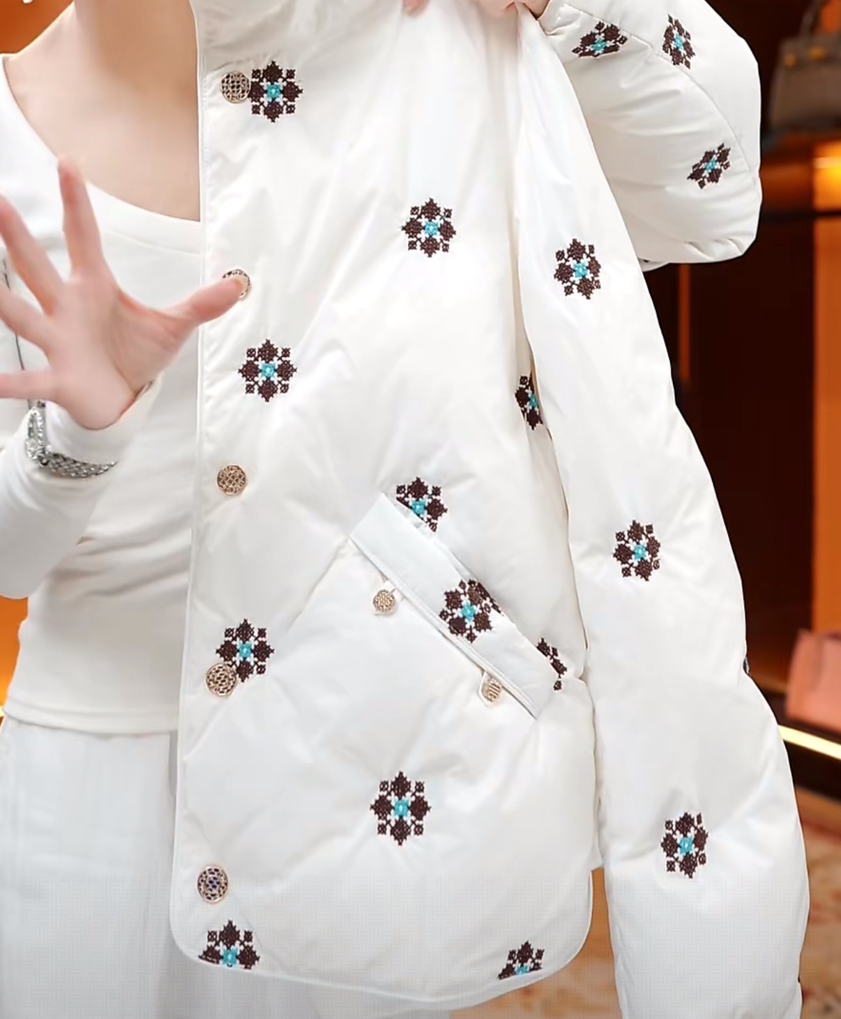 hw-【云月白】2025新款时尚团花刺绣直充羽绒服