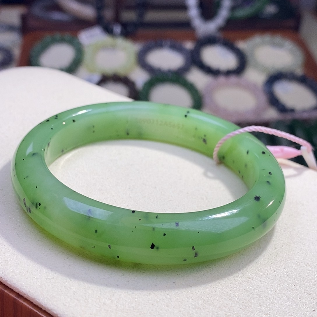 颈饰未镶嵌和田玉56.5乌兰海猕猴桃冰底苹果绿手镯
