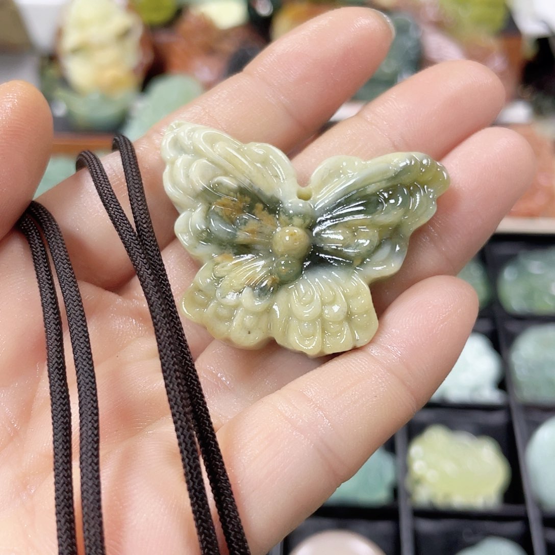 蛇纹石玉颈饰未镶嵌