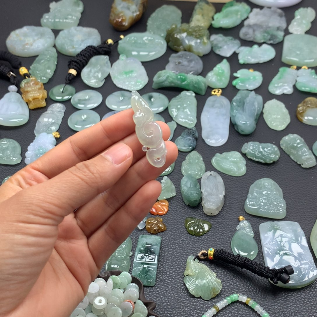 翡翠颈饰未镶嵌蛇