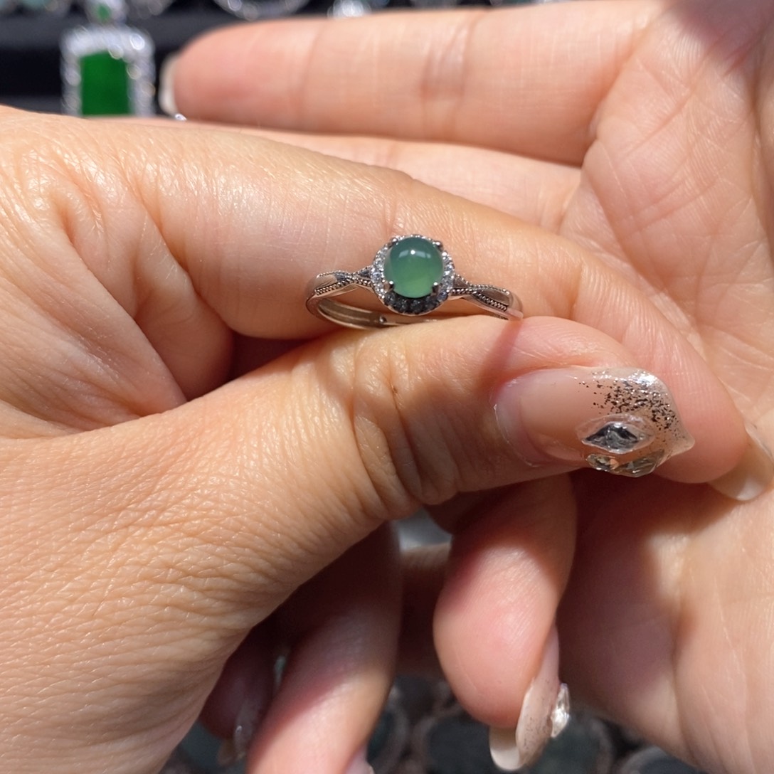 翡翠颈饰未镶嵌翡翠