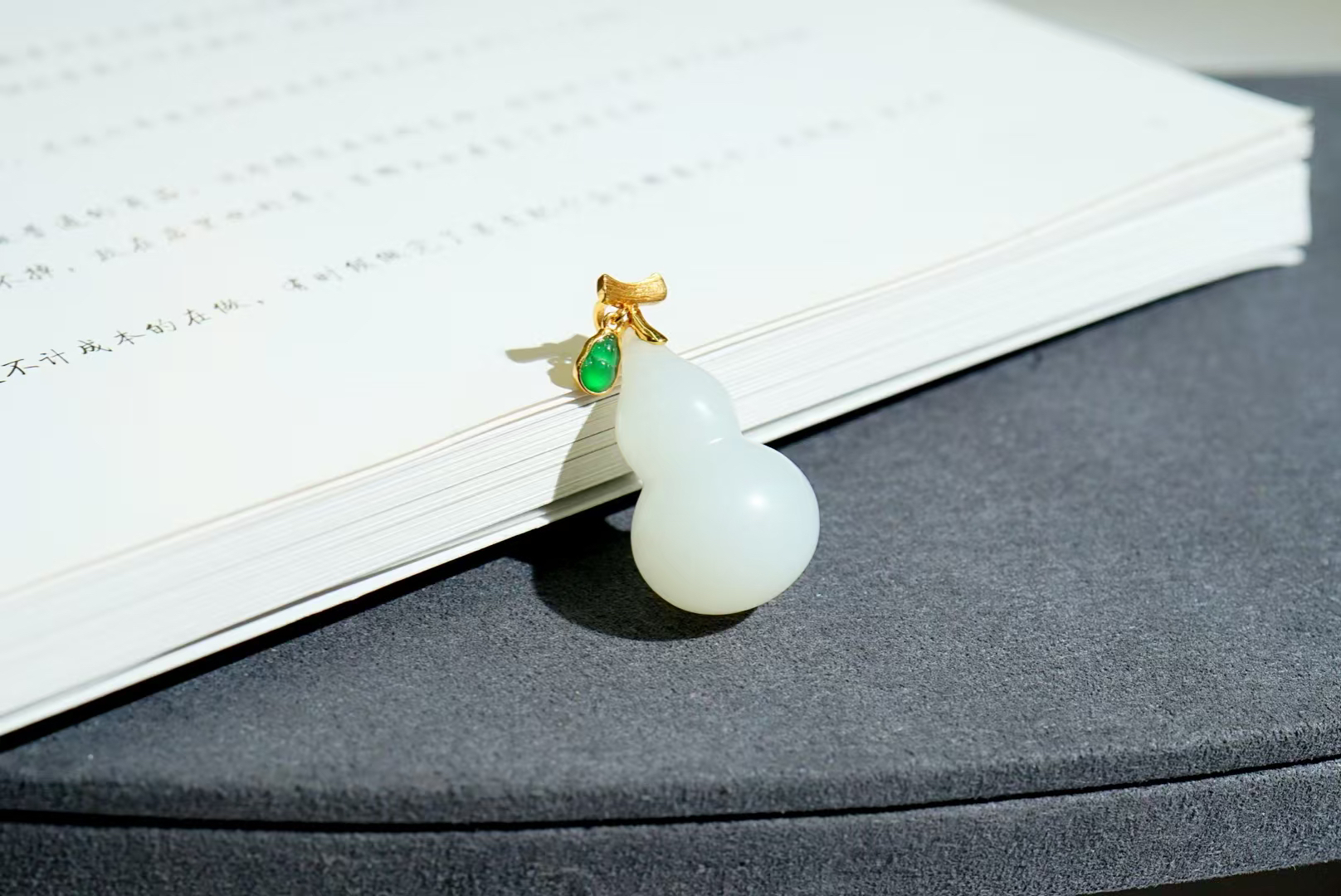 18K金镶嵌和田白玉葫芦吊坠气质精致