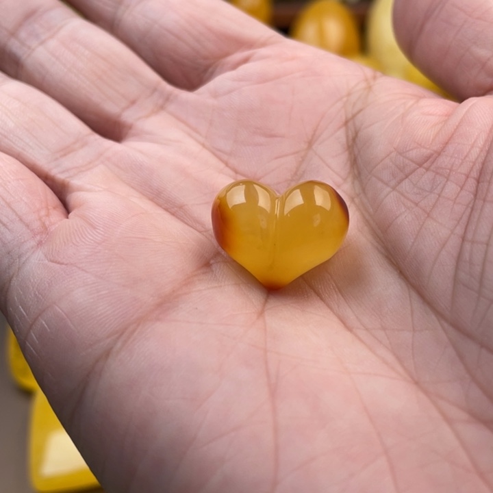 琥珀未镶嵌颈饰如图