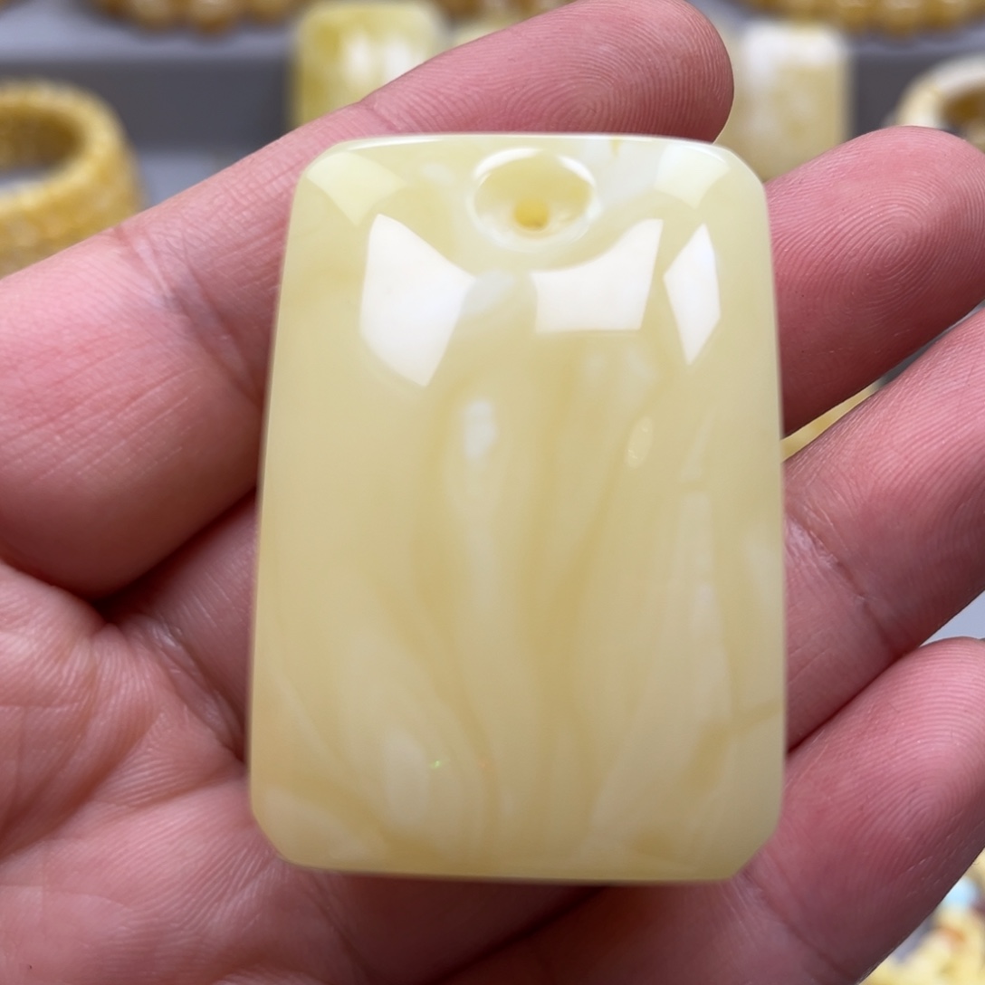 琥珀未镶嵌颈饰吊坠