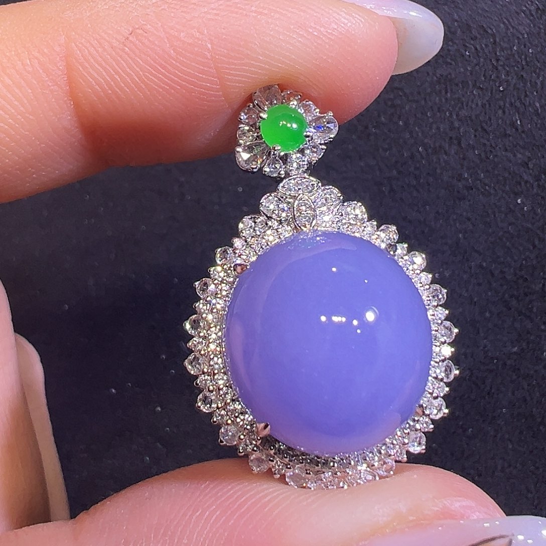 翡翠18K金镶嵌颈饰蛋面