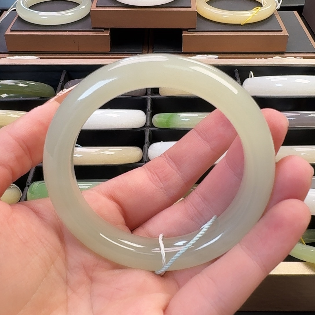 和田玉未镶嵌手镯