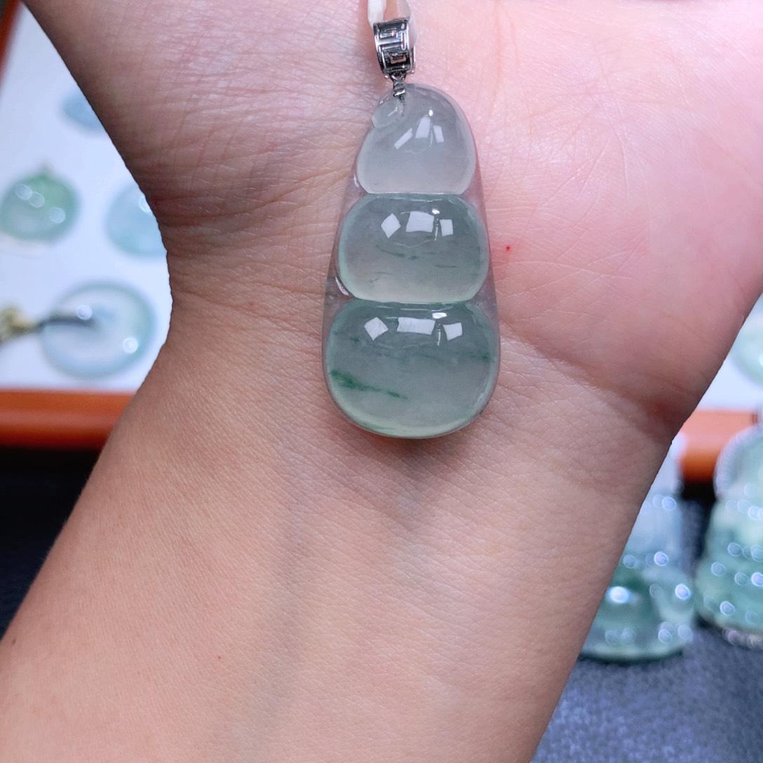 翡翠18K金镶嵌颈饰福豆