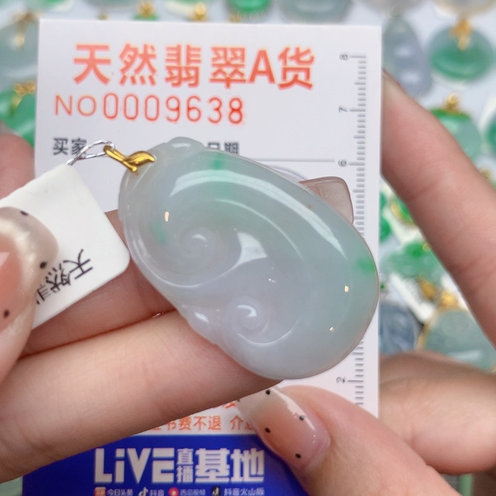 翡翠18K金镶嵌颈饰如意