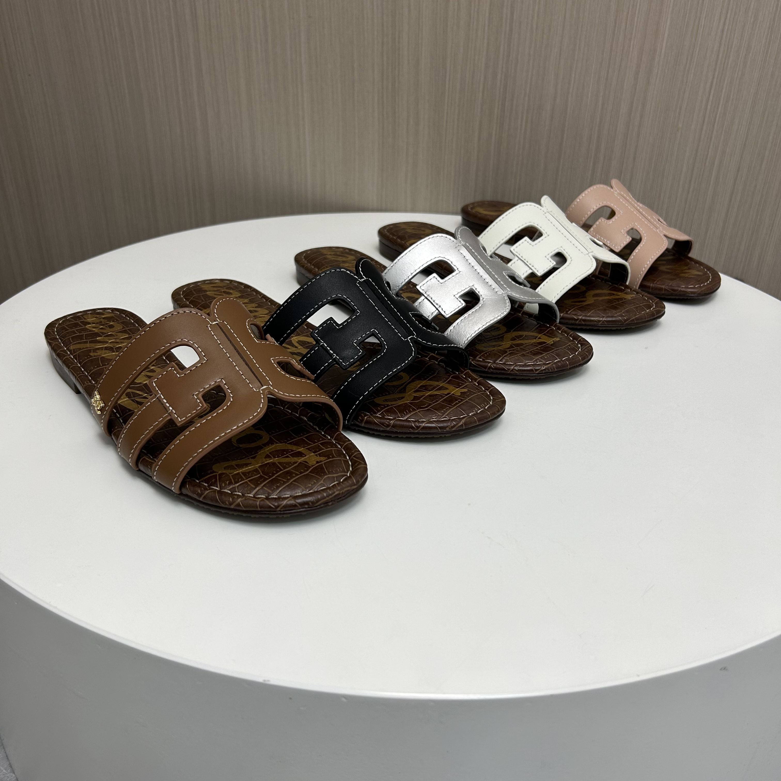 夏季平底沙滩牛皮一字拖鞋极简时尚休闲舒适老钱风防滑女外穿凉拖