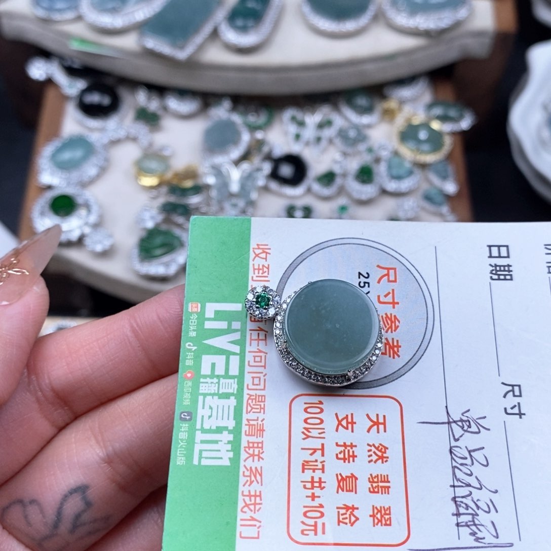 翡翠颈饰未镶嵌翡翠