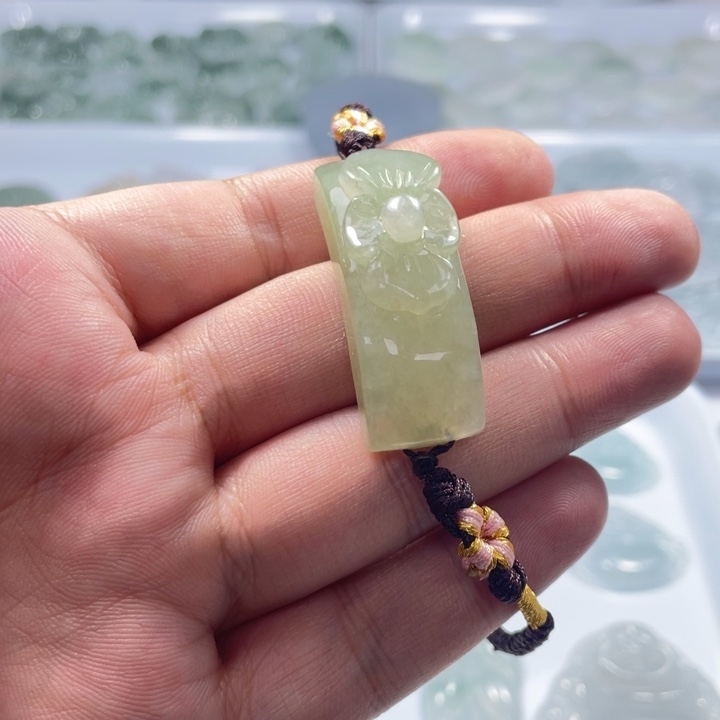 翡翠未镶嵌颈饰梅花手牌