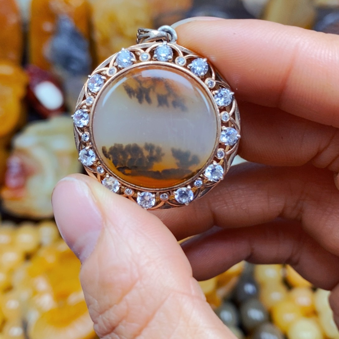 石英质玉（黄龙玉）颈饰未镶嵌