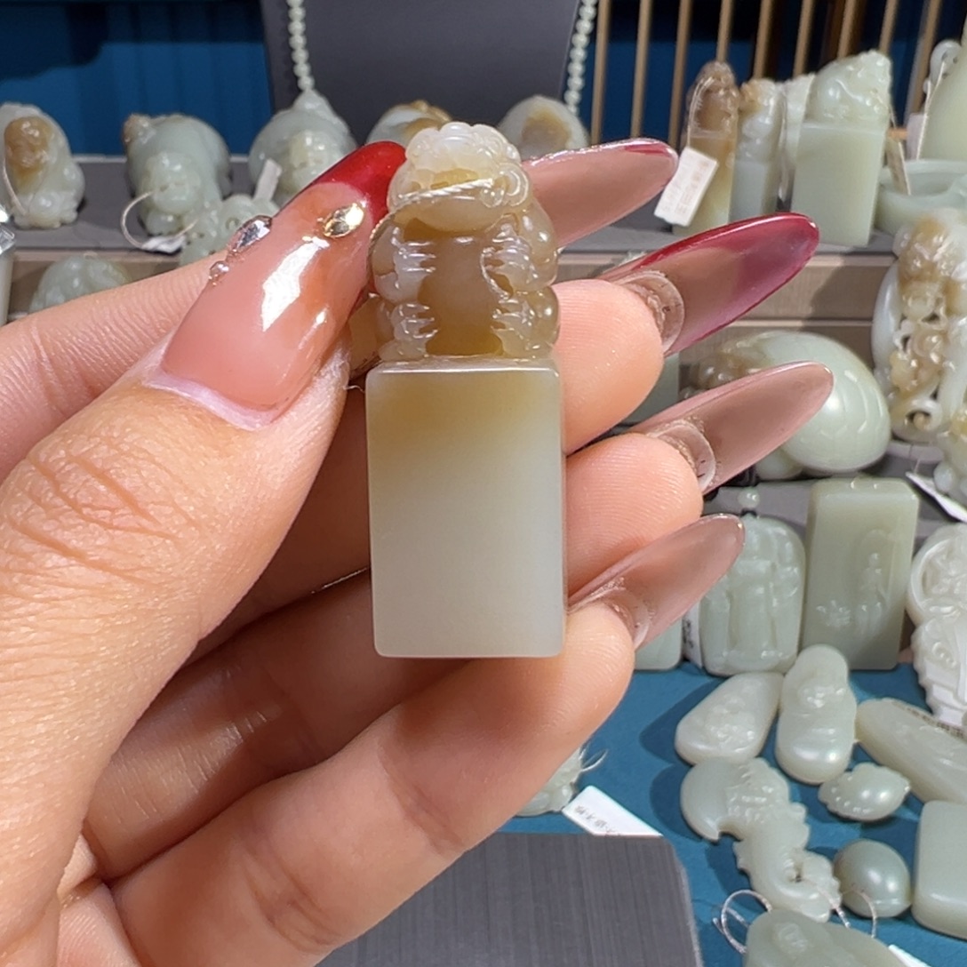 友***尽和田玉（糖玉）未镶嵌颈饰