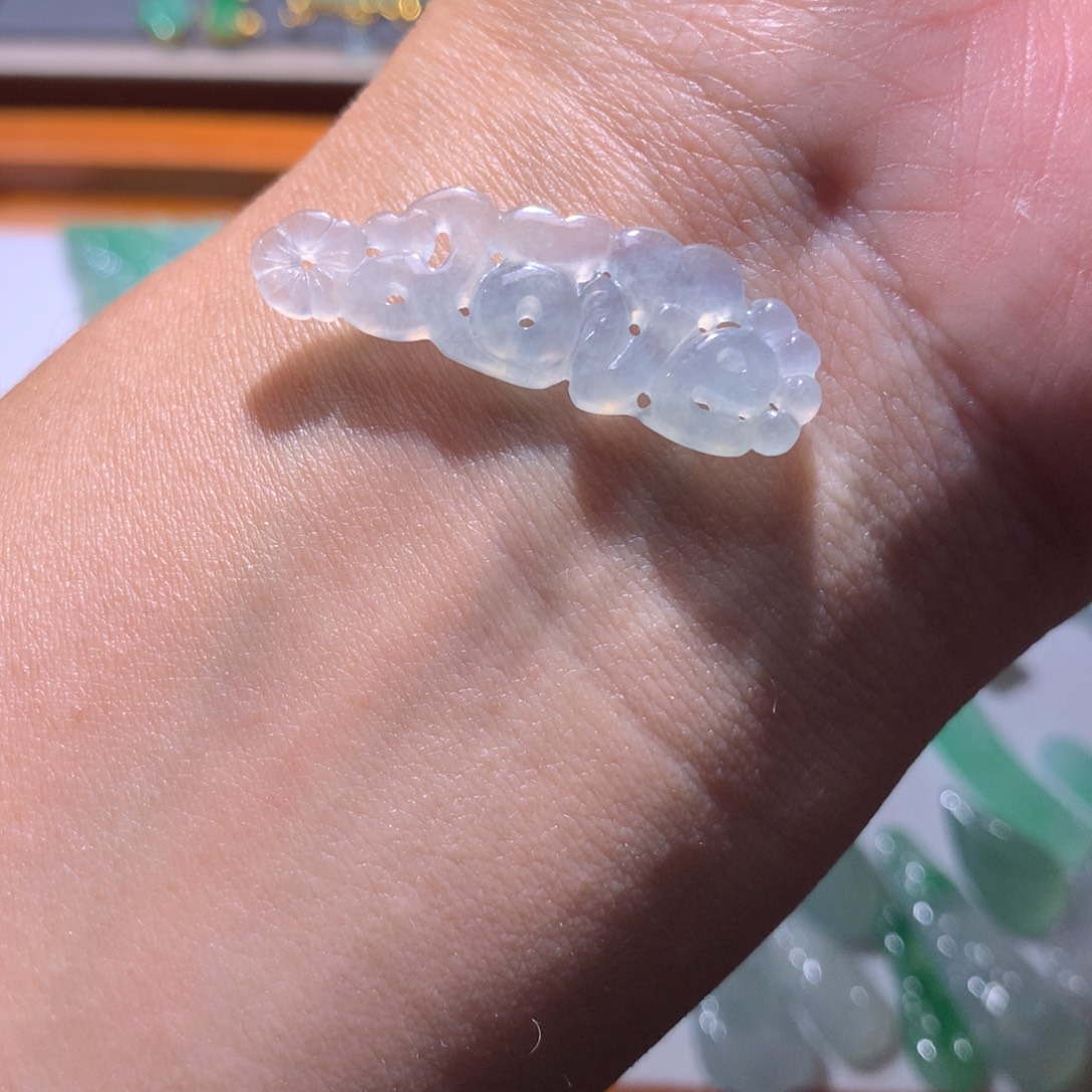 翡翠未镶嵌颈饰Love手牌