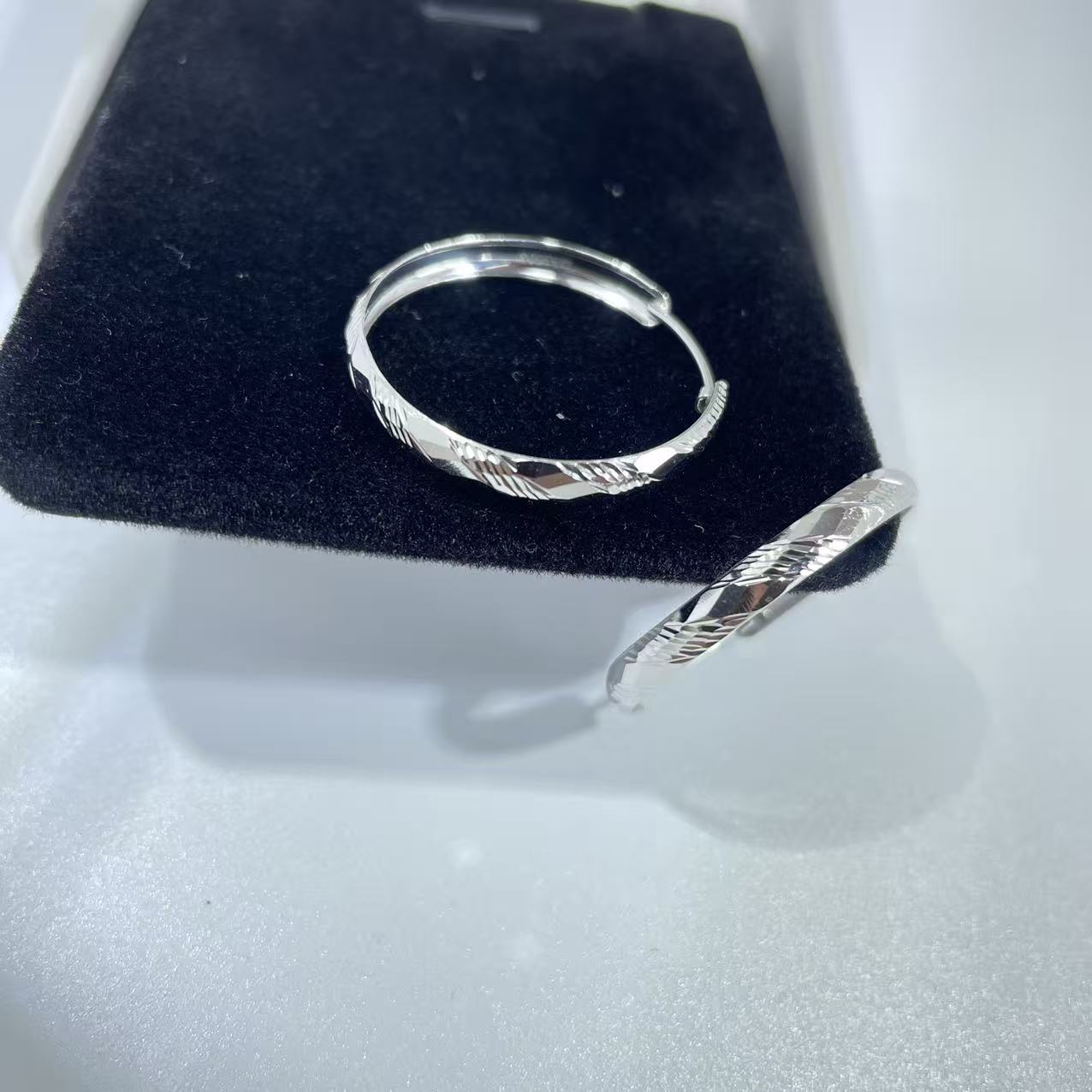 PT950 铂金耳饰  切面耳圈 时尚素款 内径约2.5cm S 29019