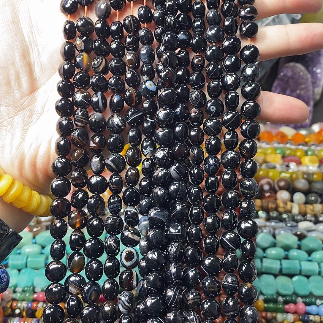 石英质玉未镶嵌，黑缠丝玛瑙圆饼10mm一条，