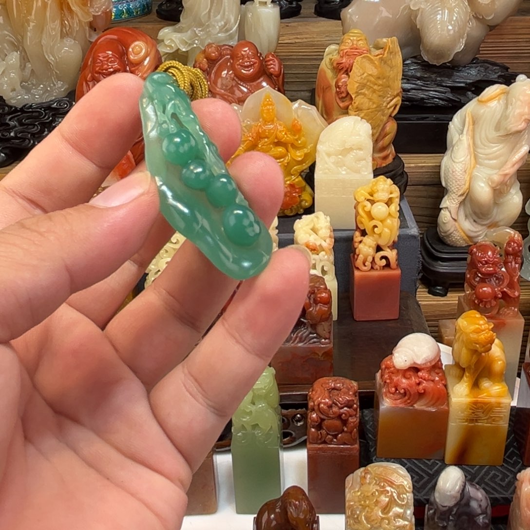 星***寿山石雅安绿挂件