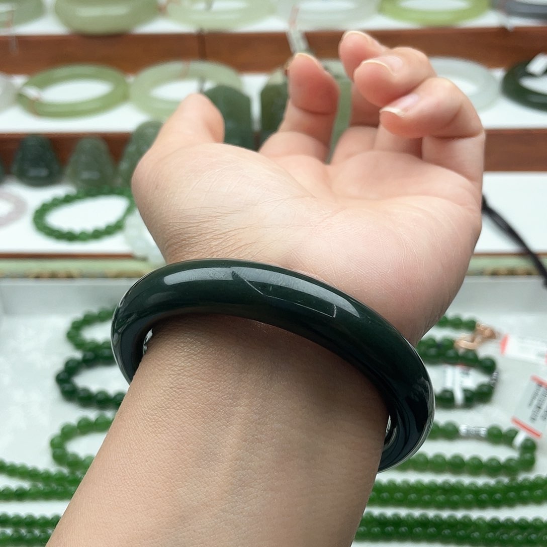 和田玉未镶嵌手镯