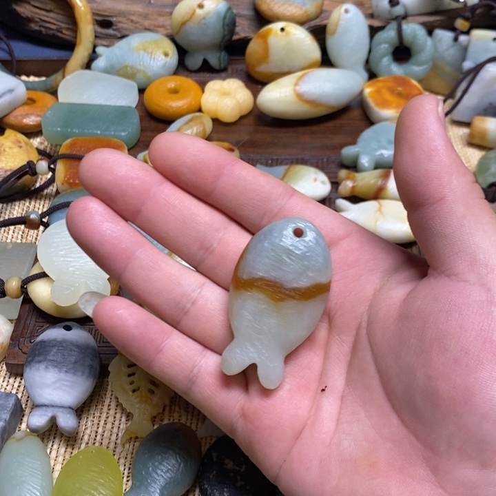 荔****蛇纹石玉未镶嵌颈饰