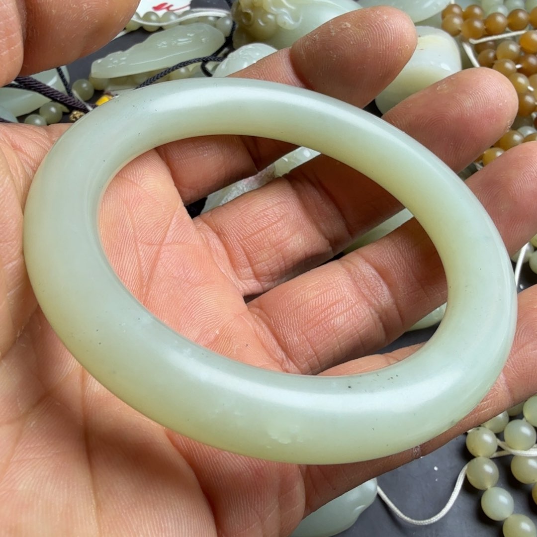 和田玉手镯未镶嵌