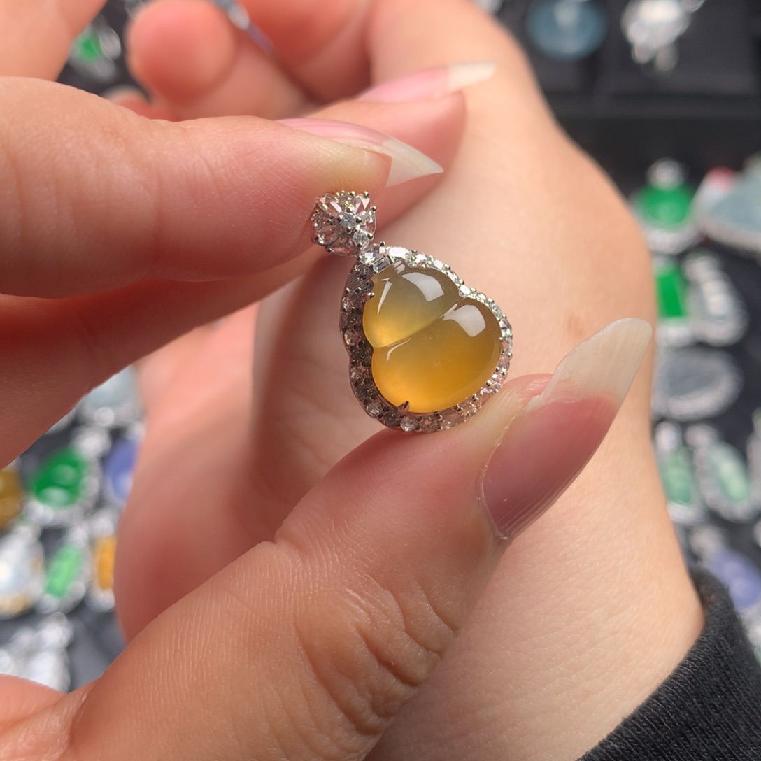 颈饰18K金镶嵌翡翠玻璃黄翡葫芦