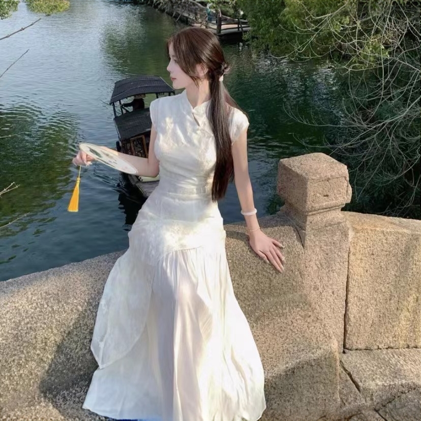 玉白兰芳 新中式刺绣拼接裙摆短袖清冷感连衣裙