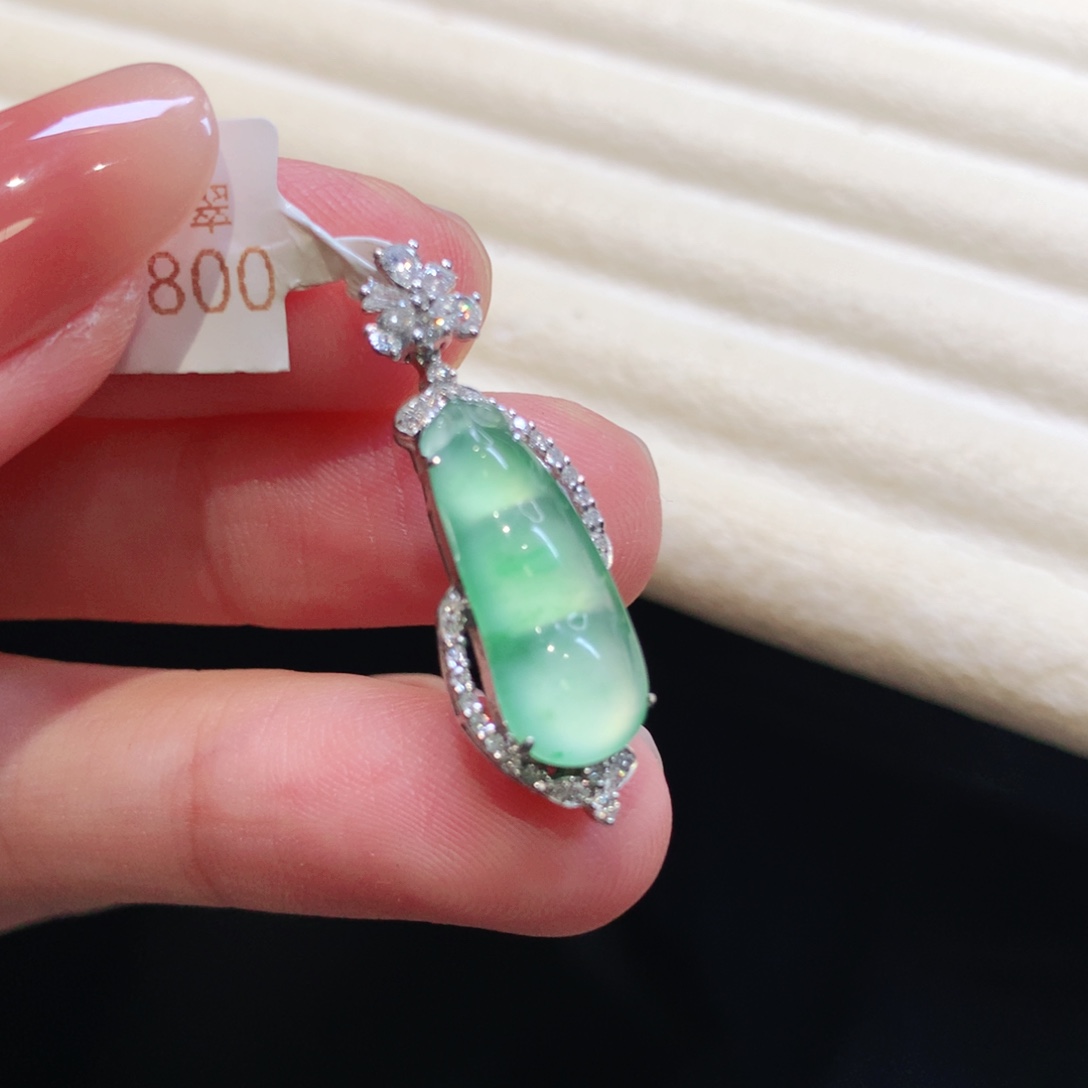 翡翠18K金镶嵌颈饰