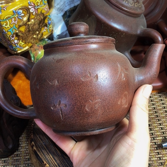 紫砂茶壶原矿泥料手工制作的一把紫砂壶。