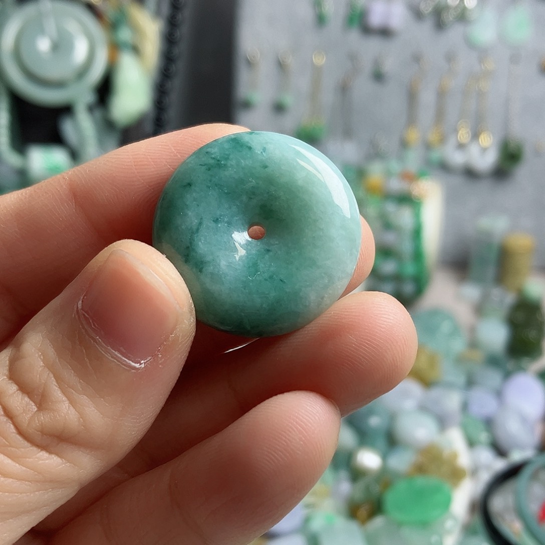 翡翠颈饰未镶嵌平安扣