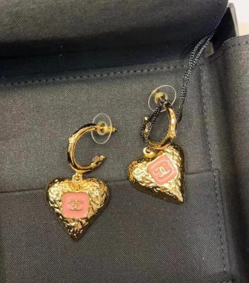 全新未使用 Chanel/香奈儿 经典时尚桃心 粉珐琅桃心 耳钩耳钉23K
