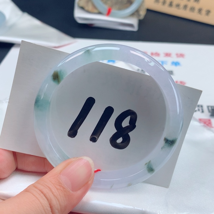 翡翠手镯未镶嵌冰