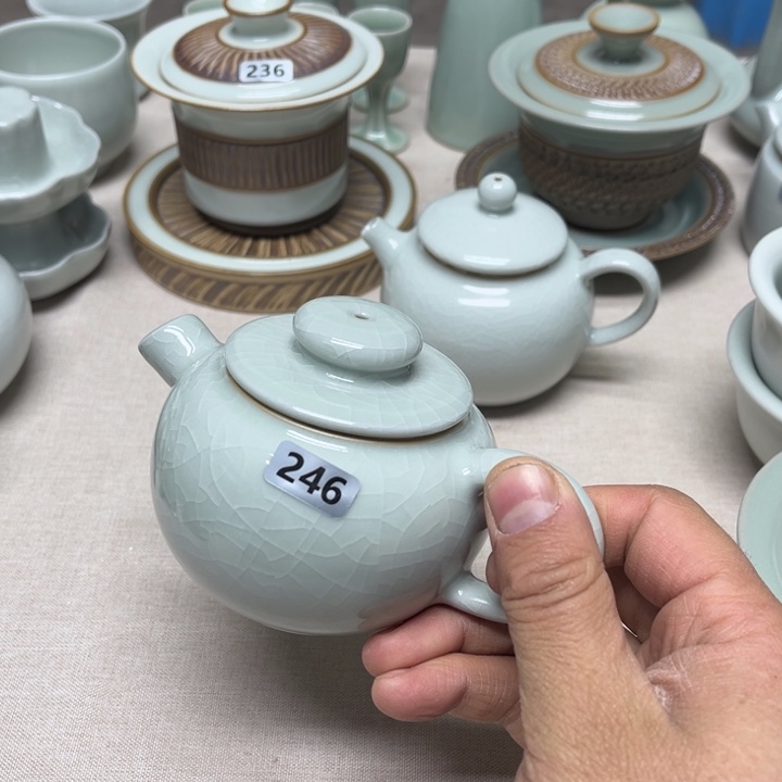 摆件 月白釉炮嘴壶