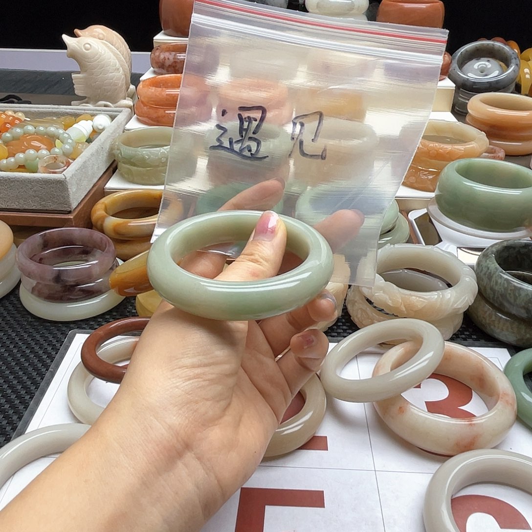 遇***见石英质玉（佘太翠）手镯未镶嵌