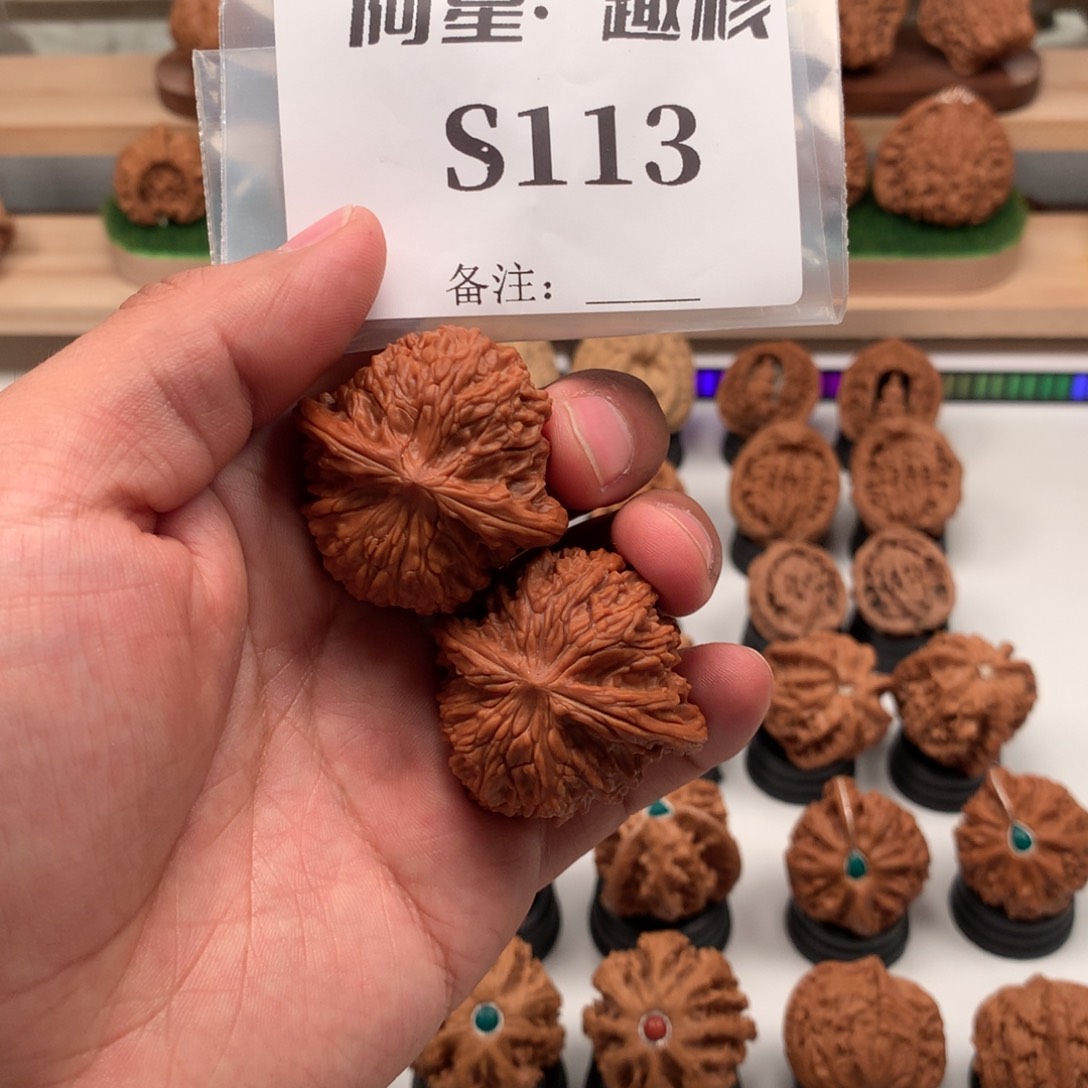 【闪购商品】文玩核桃吊坠吸**狼隐隐约约