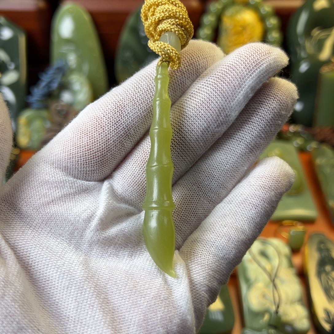 岫岩老玉（透闪石质玉）颈饰未镶嵌