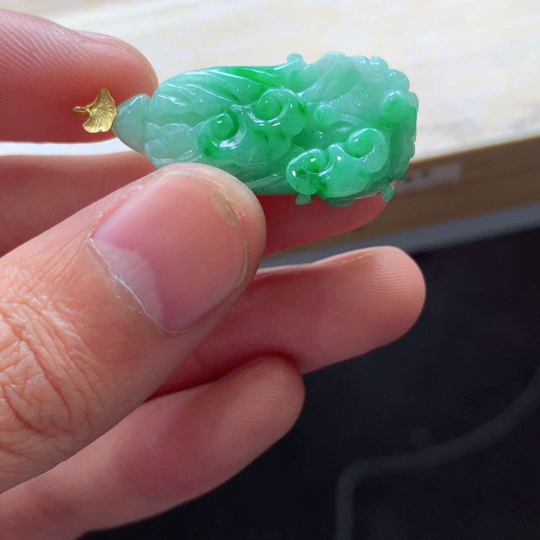 翡翠颈饰18K金镶嵌吊坠