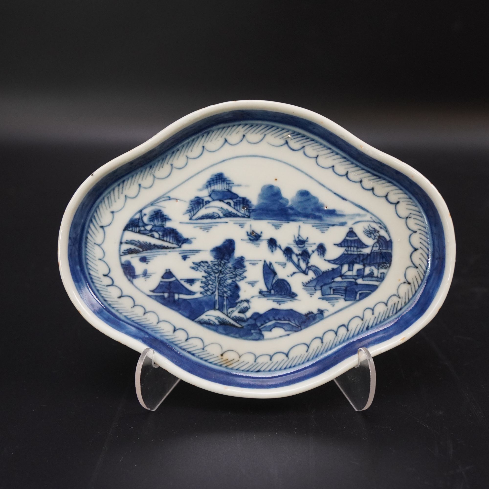 Lot.25110307清中期青花亭台楼阁山水纹海棠盘 长：约17.3cm